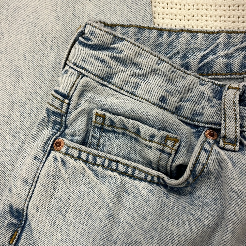 BDG Light/Acid Wash High Rise Mom Jeans - Picture 2 of 5